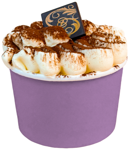 Tiramisu Dot Cake im lila Becher mit Mascarponecreme, Kakao und Schokoladentäfelchen